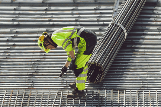 How to Choose the Right Hi-Vis Workwear for Maximum Safety and Comfort?