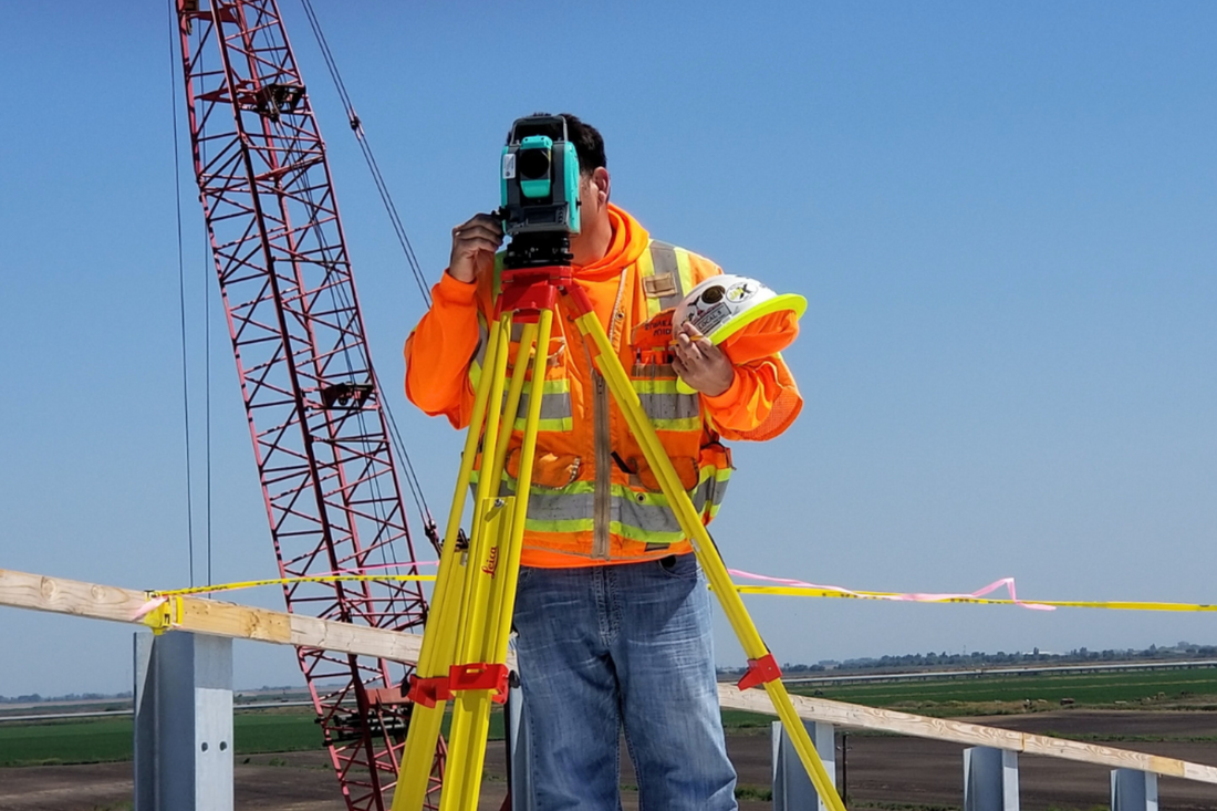The Essential Features of High-Visibility Clothing: A Comprehensive Guide