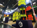 Warnschutzkleidung: Ist fluoreszierendes Gelb oder Orange besser sichtbar?